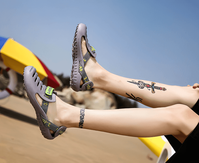 Stylish men's outdoor beach shoes, lightweight and flexible clogs, perfect for seaside adventures, featuring slip-on design.